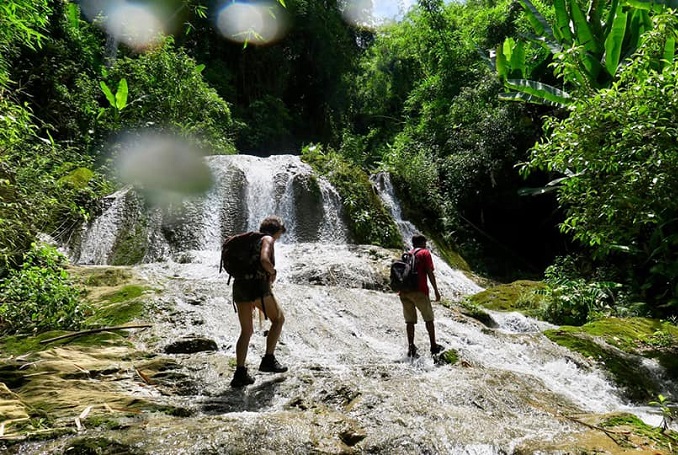 Nong Khiaw Treeking to 100 Waterfall
